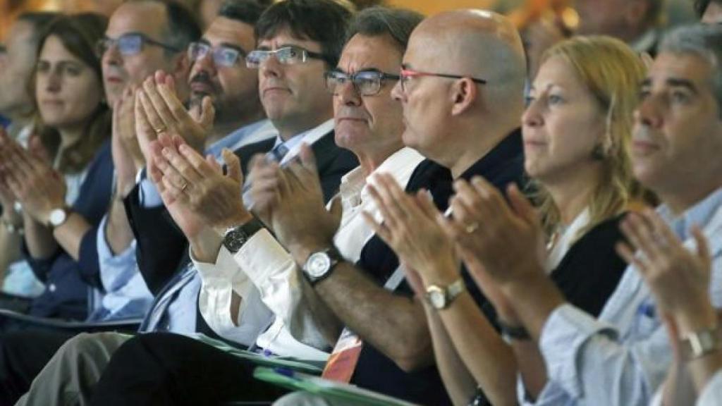 El presidente de la Generalitat, Carles Puigdemont, junto a su antecesor, Artur Mas.