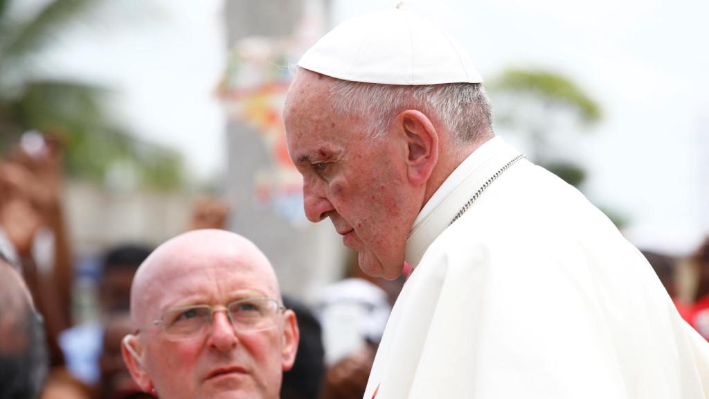 El papa Francisco se golpeó el pómulo y la ceja.