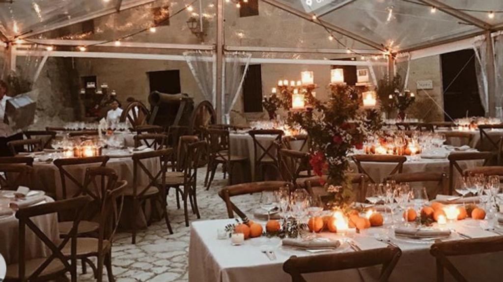 La zona habilitada para la cena de la boda en el Castillo de San Carlos.