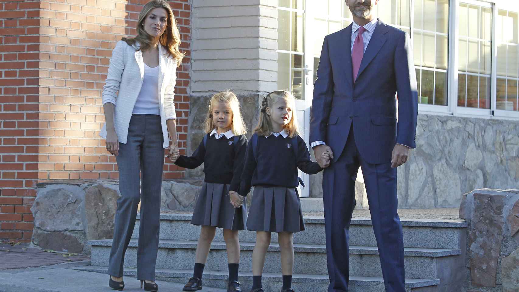 Las infantas acompañadas de sus padres, los reyes, en su primer día de colegio.