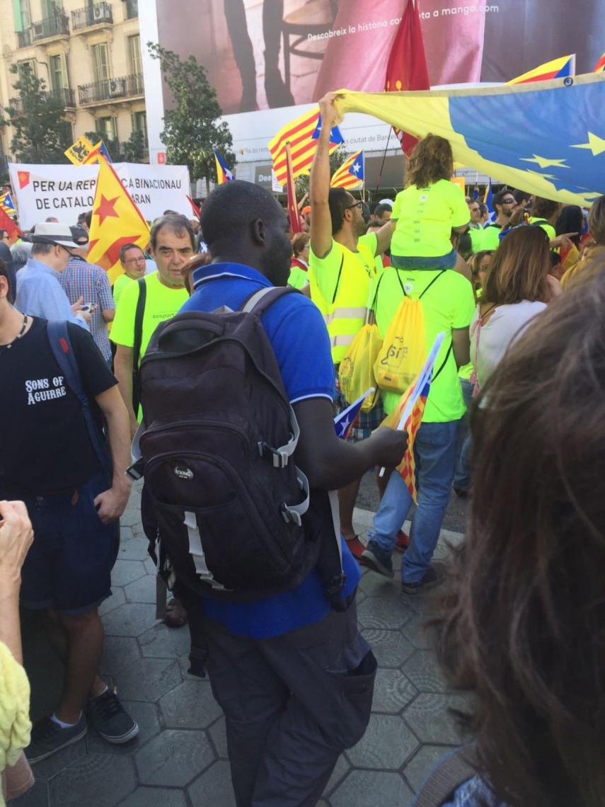 Un senegalés vendiendo banderas durante la manifestación.