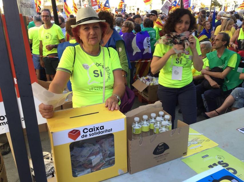 La gente da la voluntad por las botellas de agua.