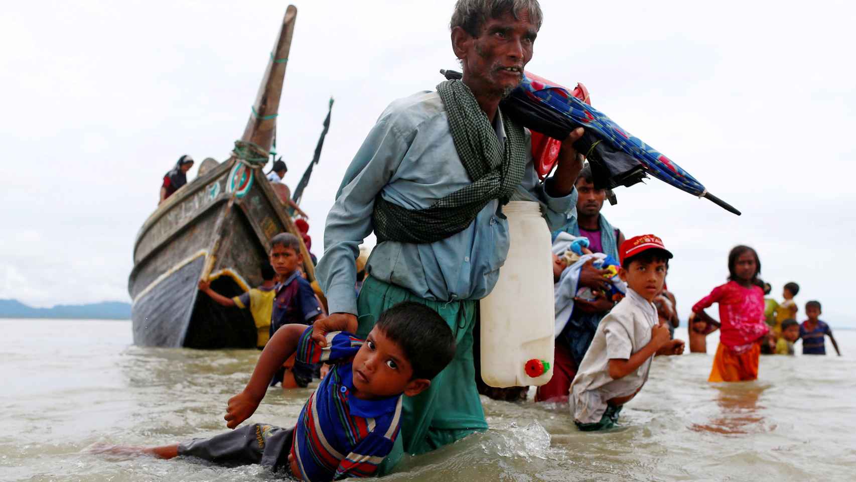 Niños y familias rohinyás huyen a Bangladesh.