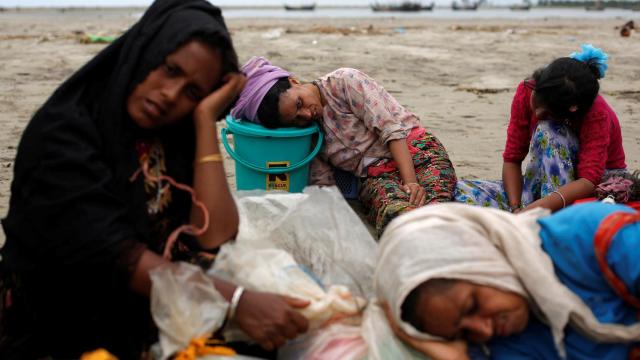 Un grupo de mujeres rohinyás exhaustas por el viaje.