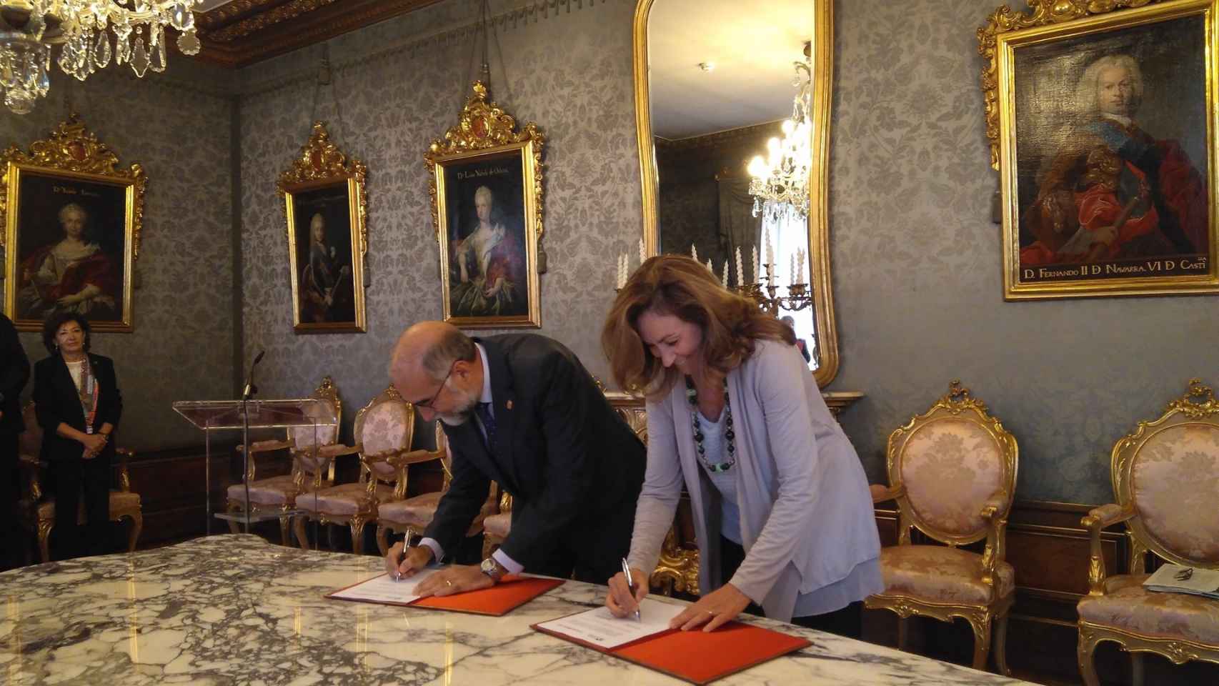 Fernando Dmínguez y María Martín firmando la colaboración.