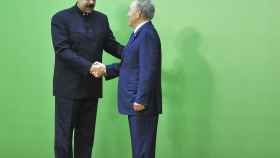 El presidente de Kazajistán, Nursultán Nazarbáyev da la bienvenida al presidente de Venezuela, Nicolás Maduro .