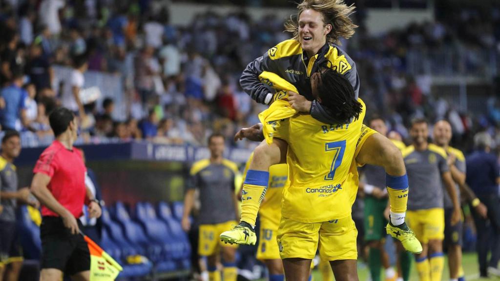 El equipo canario celebra uno de sus goles.