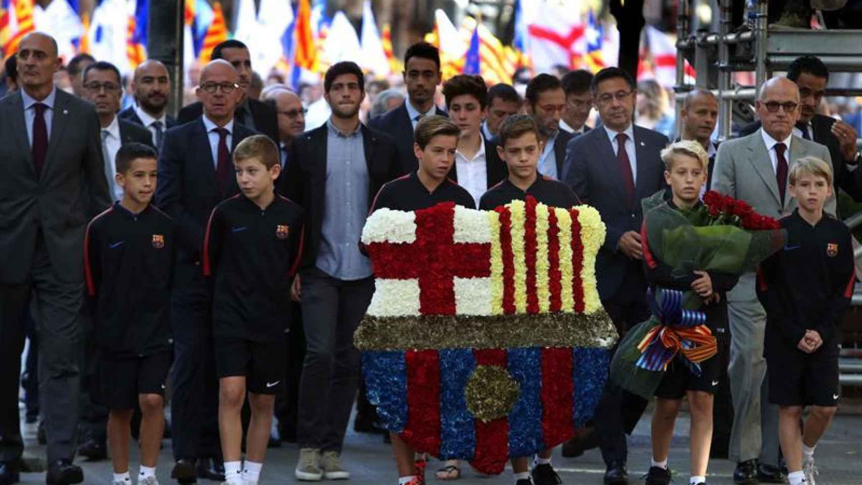 La delegación del Barcelona, en la tradicional ofrenda floral.