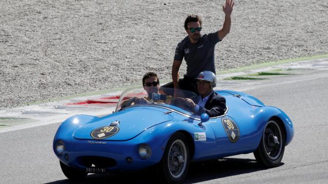 Fernando Alonso monta en un clásico durante el Gran Premio de Italia.