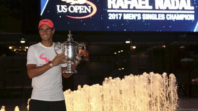 Nadal, posando con el título de campeón del Abierto de los Estados Unidos.