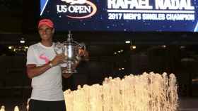 Nadal, posando con el título de campeón del Abierto de los Estados Unidos.