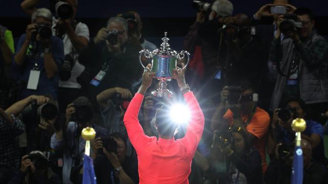 Nadal, posando ante los fotógrafos con el título de campeón del Abierto de los Estados Unidos.