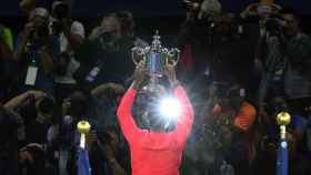 Nadal, posando ante los fotógrafos con el título de campeón del Abierto de los Estados Unidos.