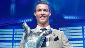 Cristiano Ronaldo, con el premio de mejor jugador de la UEFA en 2017
