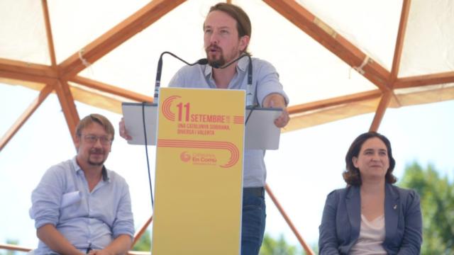 Iglesias, junto a Xavier Domènech, portavoz de En Comú Podem, y Ada Colau.