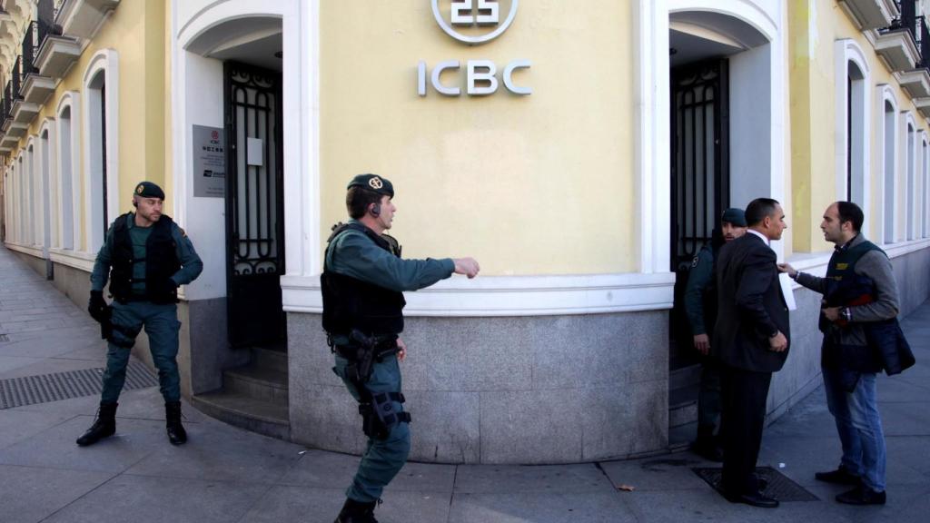 Agentes de la Guardia Civil durante el registro del ICBC en Madrid en febrero de 2016