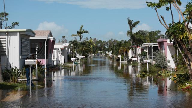 Casas inundadas en Naples, una de las zonas más afectadas en EEUU