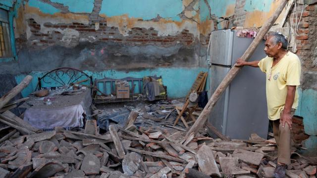 Un hombre ante los destrozos de su casa en Oaxaca.