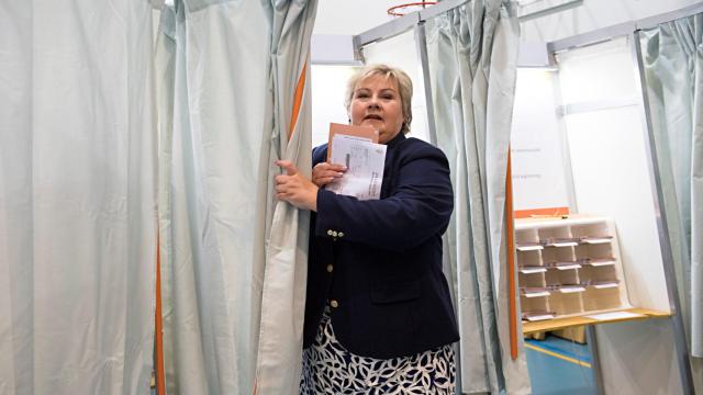 La primera ministra Solberg tras depositar su voto este lunes