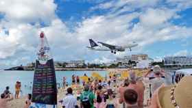 Avión a punto de aterrizar en el aeropuerto de St Maarten.