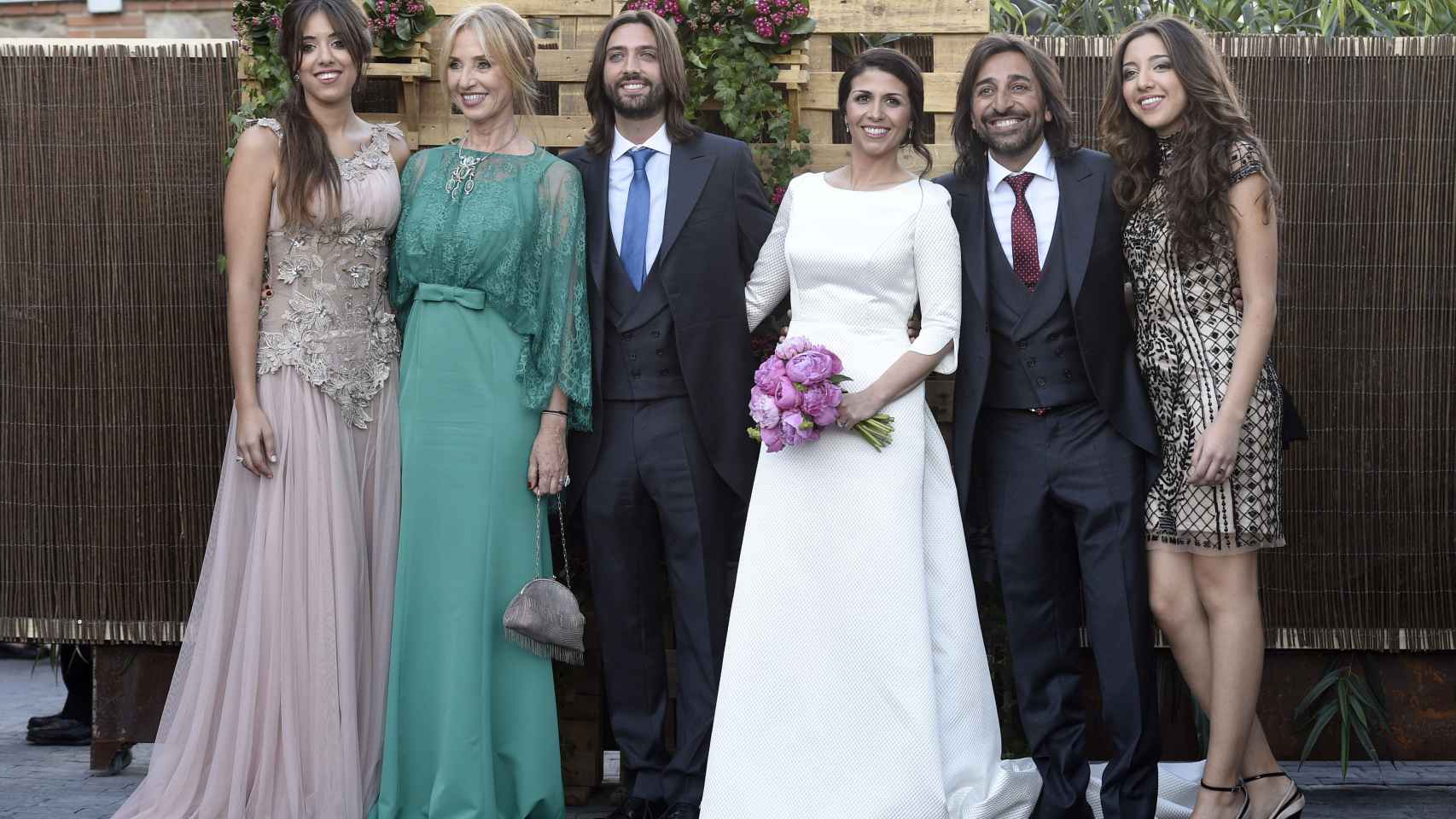 En el centro de la foto, los novios, Juan Carmona y Sara Verdasco, rodeados de Antonio, su mujer y sus dos hijas.