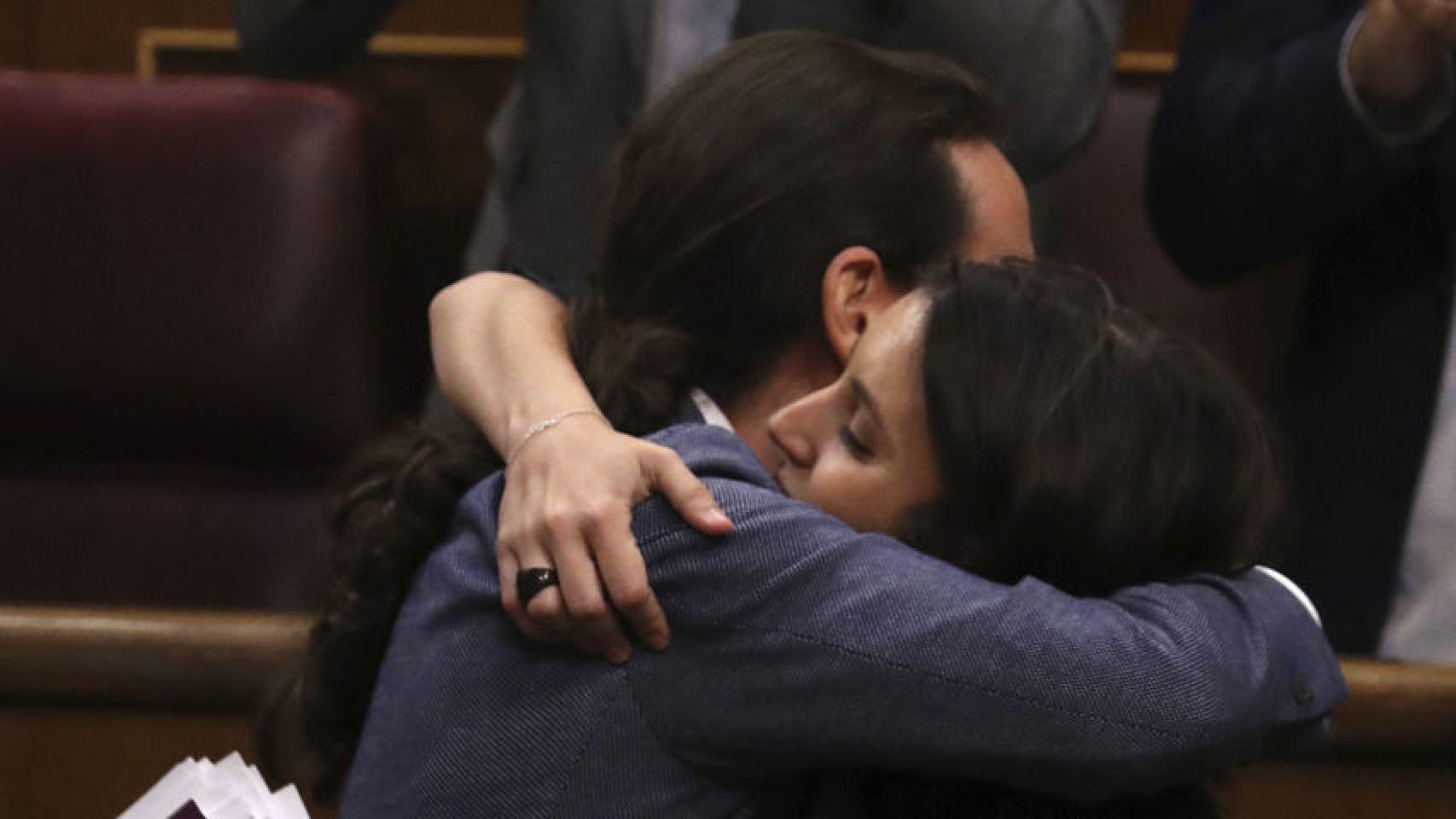 Irene Montero y Pablo Iglesias se abrazan tras defender la moción de censura contra Rajoy.