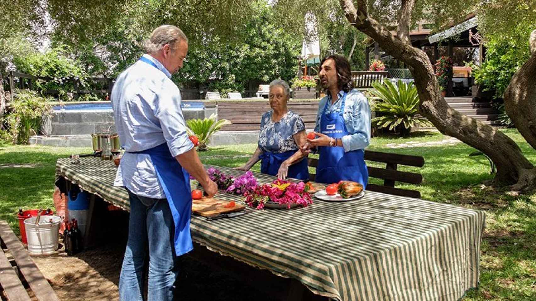 Escena del programa de este martes con Bertín, Antonio Carmona y su madre cocinando en el exterior.