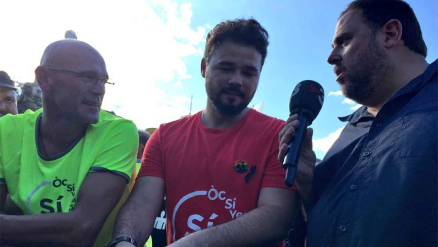 Raül Romeva, Gabriel Rufián y Oriol Junqueras con un micrófono de TV3.