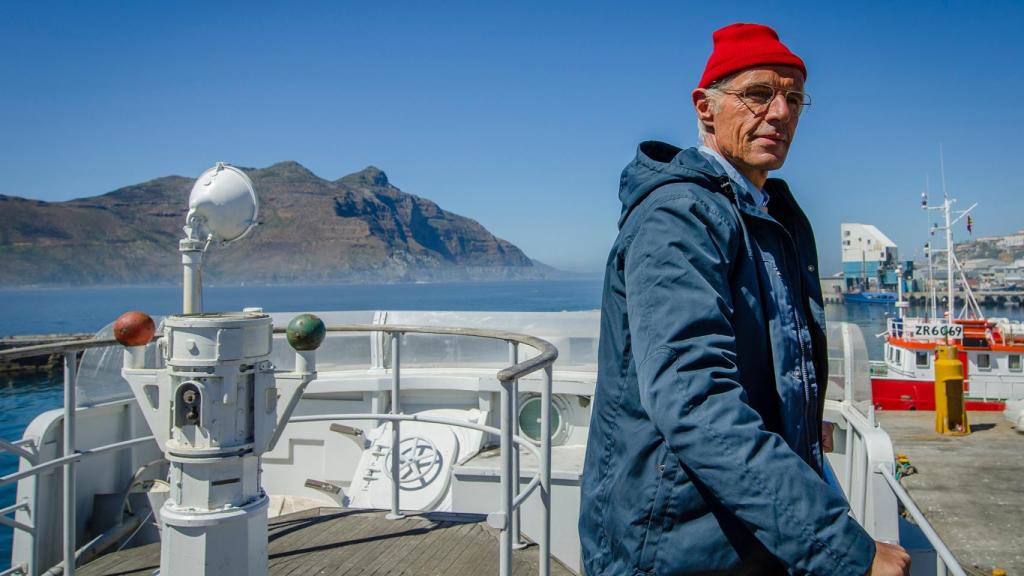 Lambert Wilson caracterizado como Jacques Cousteau.