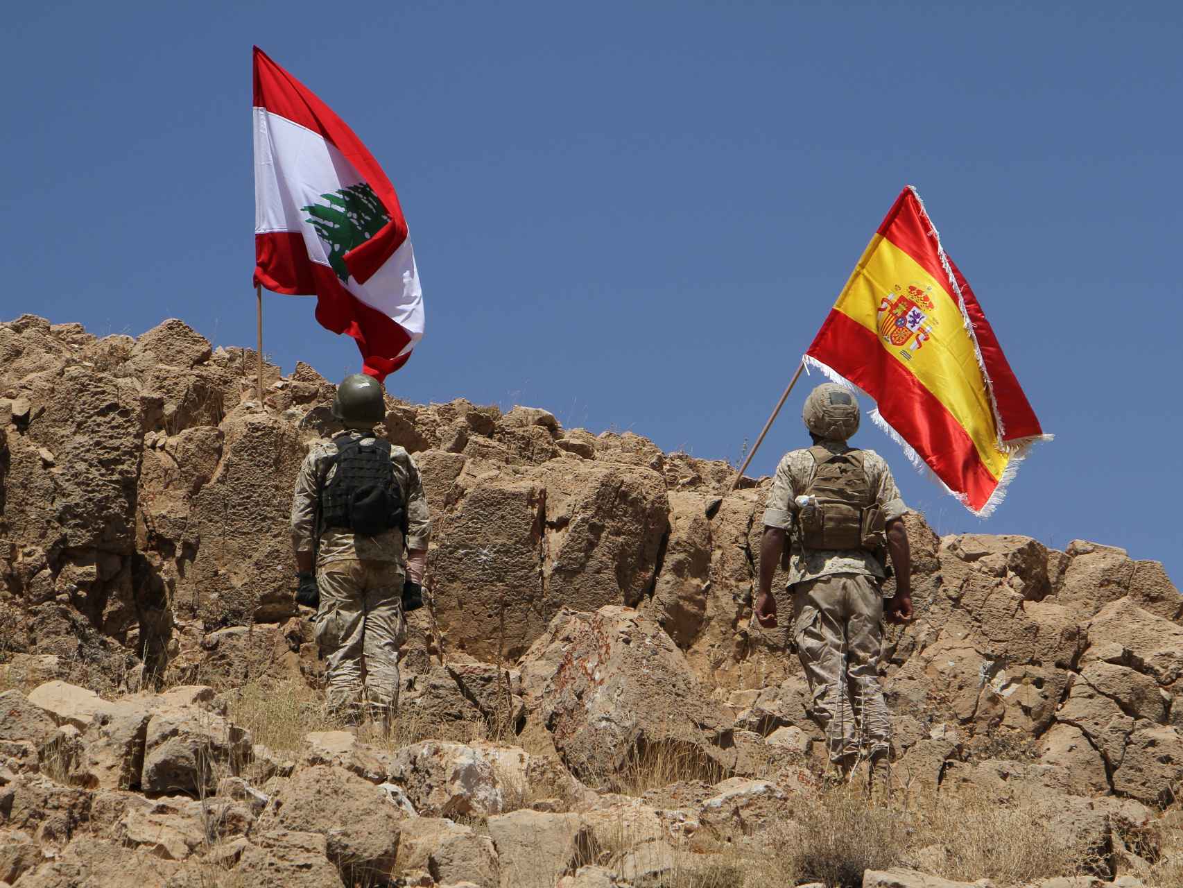 Las banderas ondearon en lo alto de la montaña de Al Moujairma.