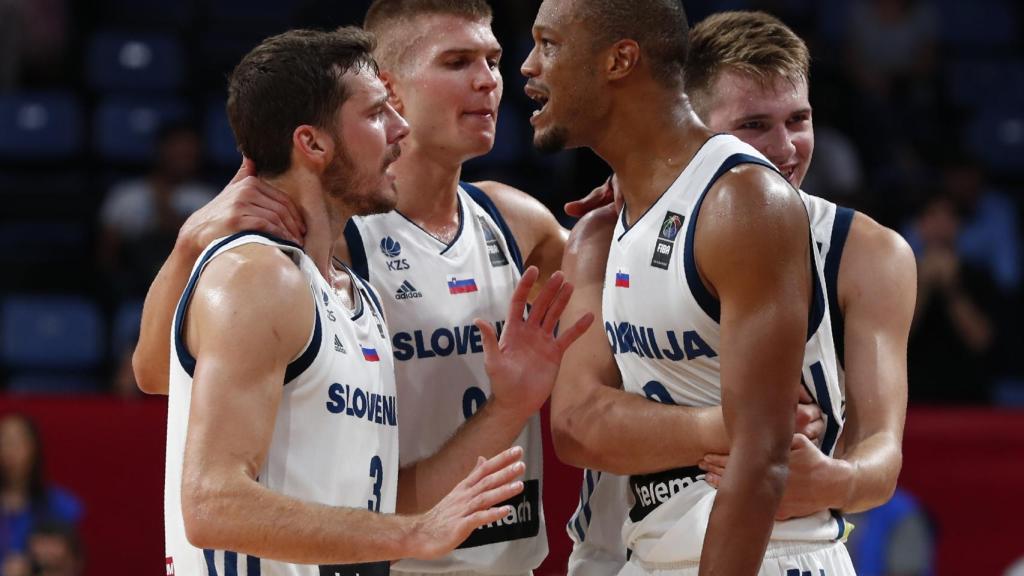 Dragic, Prepelic, Randolph y Doncic celebran un triple del estadounidense nacionalizado.