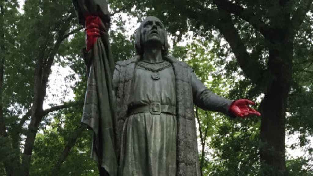 Estatua de Cristobal Colón en EEUU amanece con pintadas. Getty.