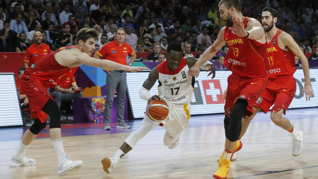 Juancho Hernangómez y Marc Gasol intentan detener a Dennis Schröder.