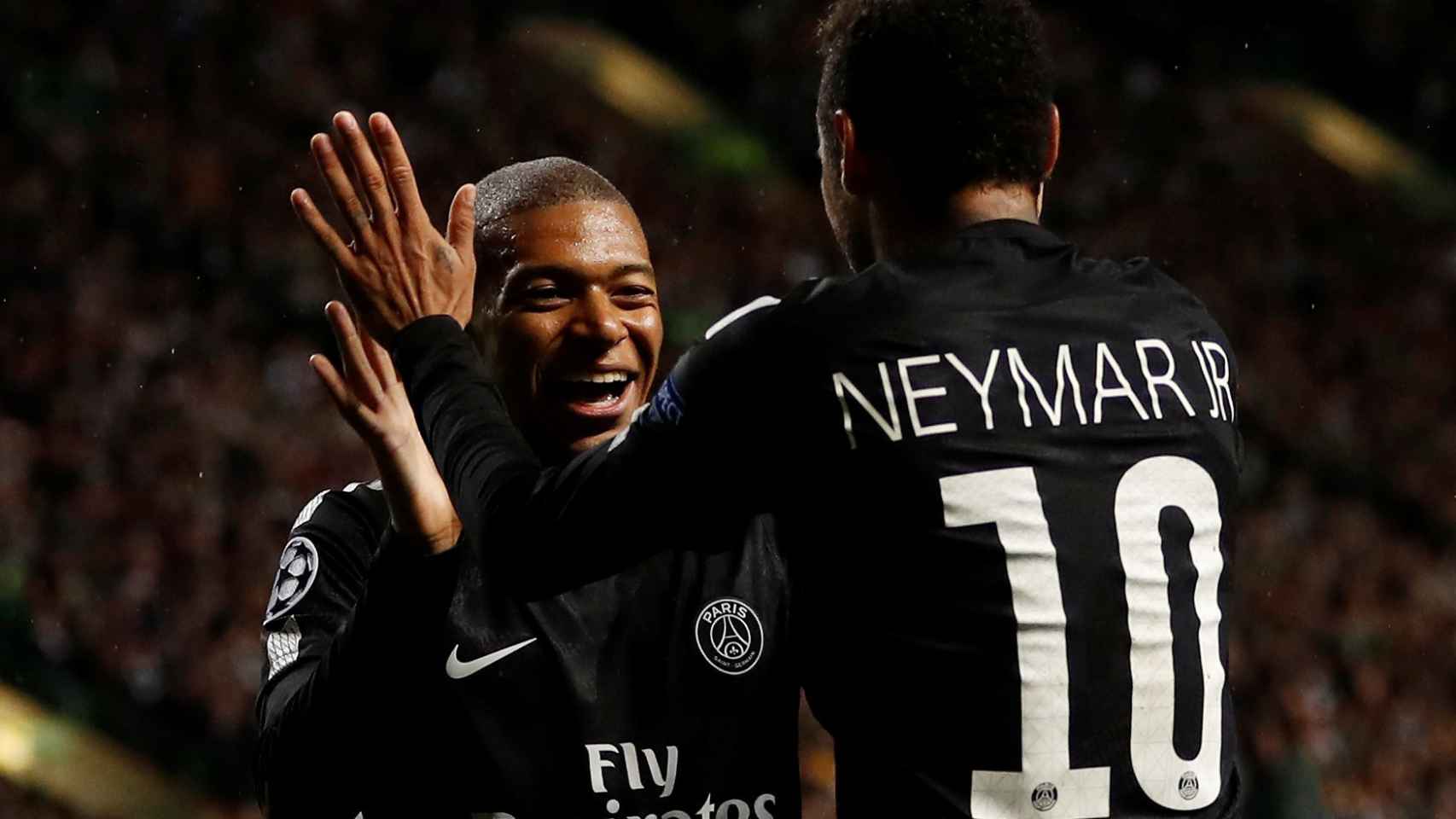 Neymar y Mbappé celebran un gol.