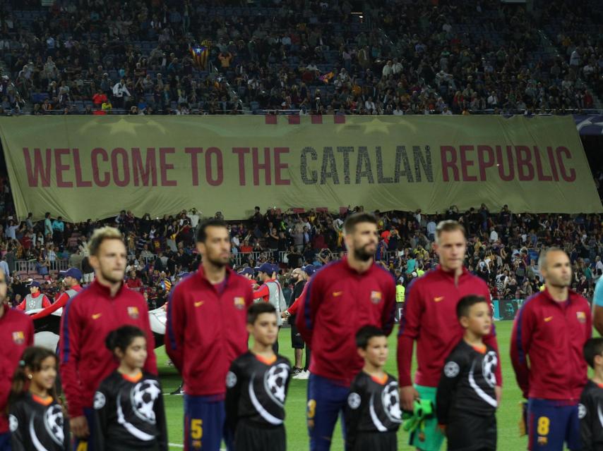 Presentación del Barcelona bajo la pancarta del Camp Nou: Bienvenidos a la república catalana. / Reuters