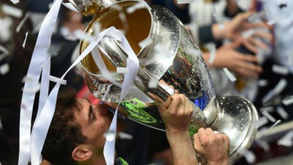 Casillas levantando la Décima. Foto: Twitter (@IkerCasillas)