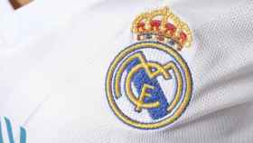 Detalle del escudo de la camiseta femenina del Real Madrid