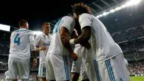 Los jugadores del Madrid celebran el gol de Asensio