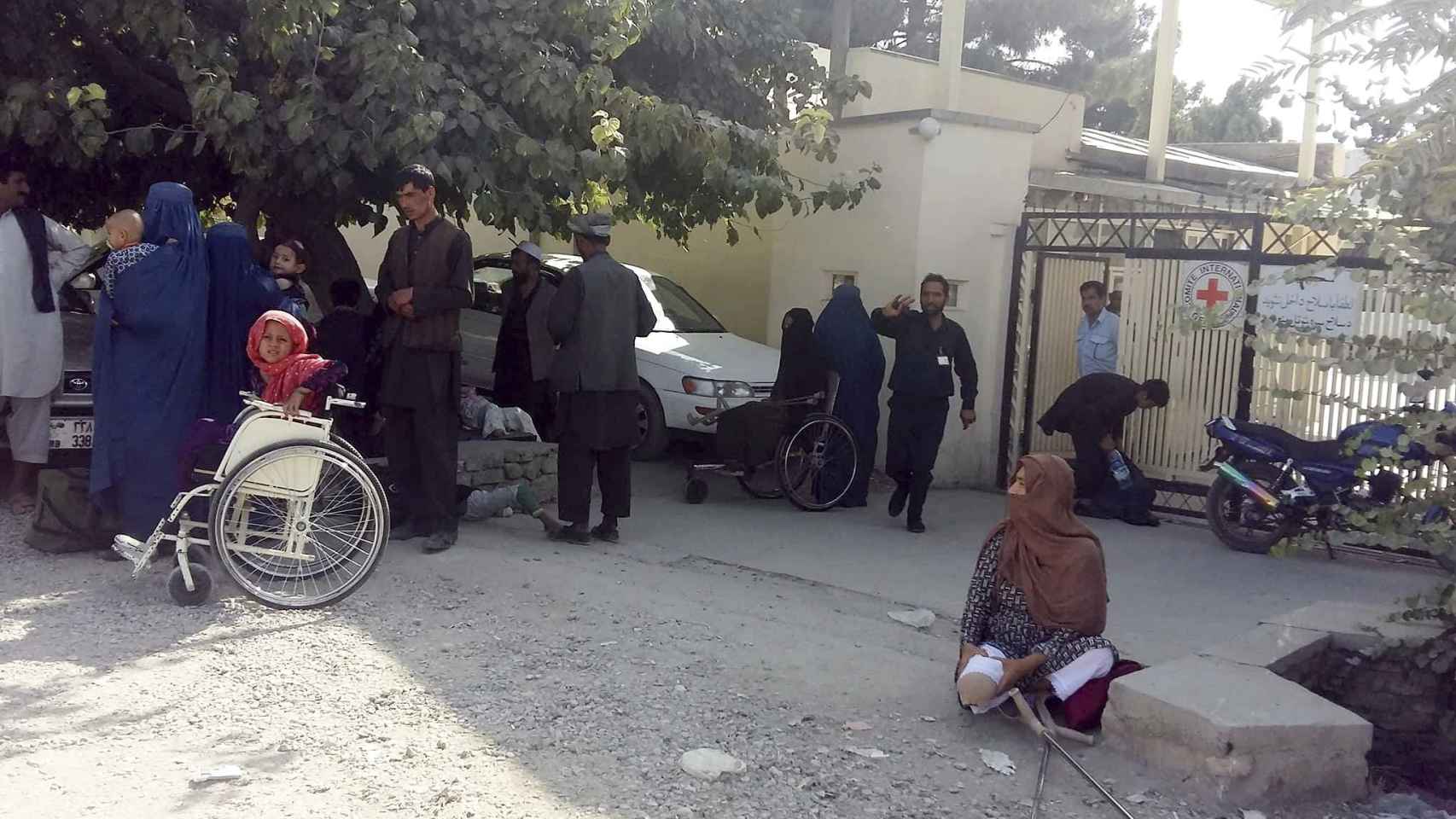 Pacientes son evacuados del hospital de la Cruz Roja de Mazar-e-Sharif tras el ataque