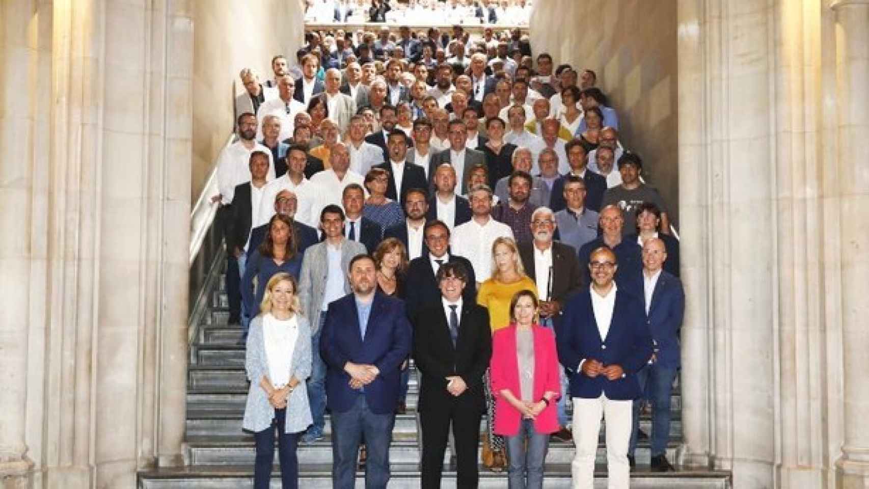 Puigdemont con alcaldes independentistas, el pasado 1 de julio