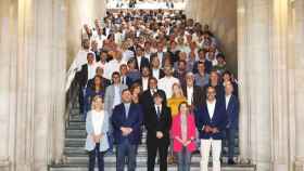 Puigdemont con alcaldes independentistas, el pasado 1 de julio