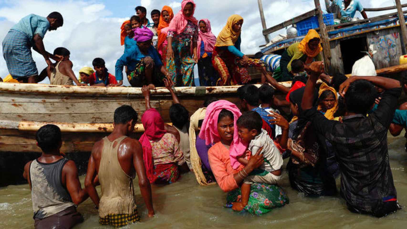 Los rohingyás bajan del barco tras cruzar la frontera.
