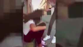 Una menor agrede a una niña de 12 años en Tarifa mientras otras adolescentes graban la escena