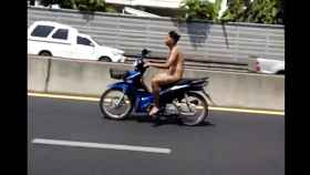 Le pillan desnudo mientras conducía su moto sin casco, borracho y sin carné