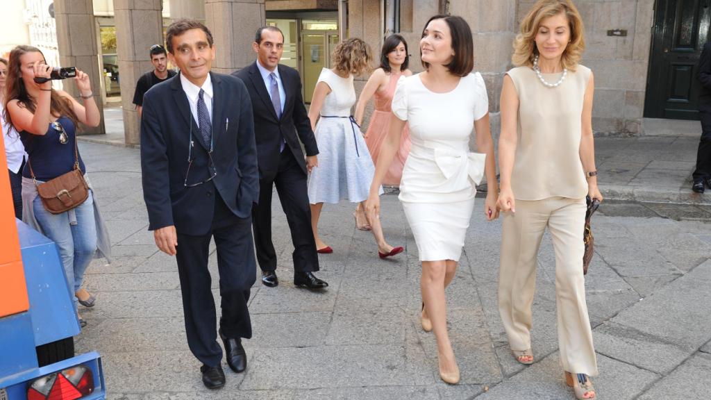 Adriana Dominguez con sus padres y hermanas el día de su boda.