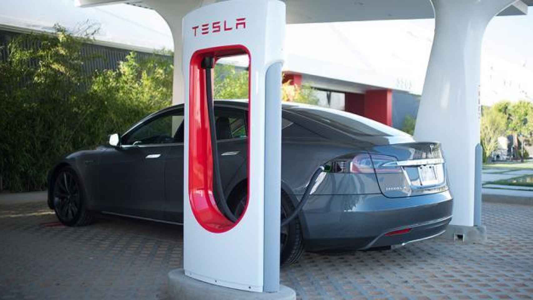 Un coche Tesla recargando su batería