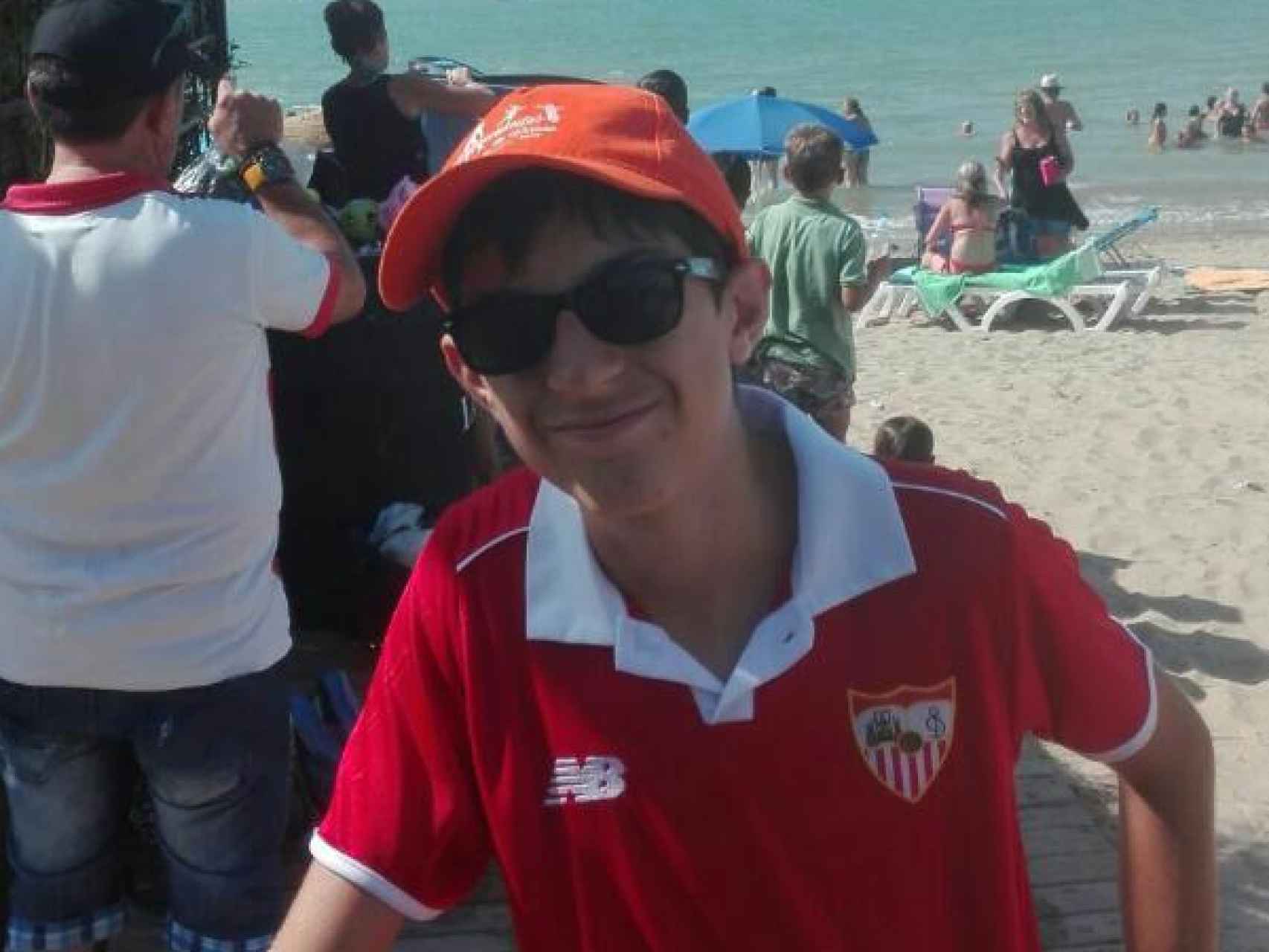 Miguel, gran aficionado al fútbol, en le playa con su camiseta del Sevilla FC, su equipo