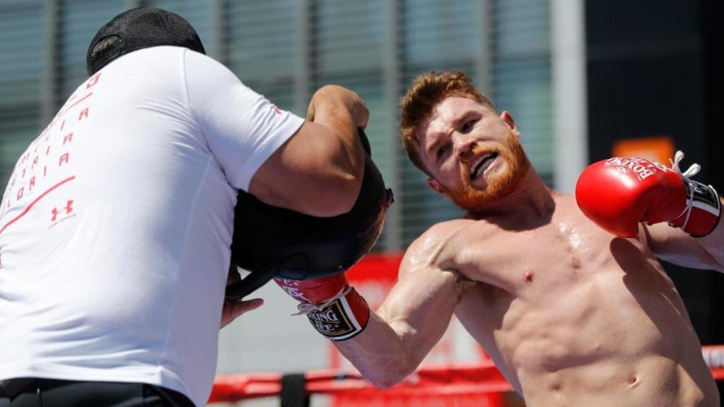 Canelo Álvarez entrena antes del combate.