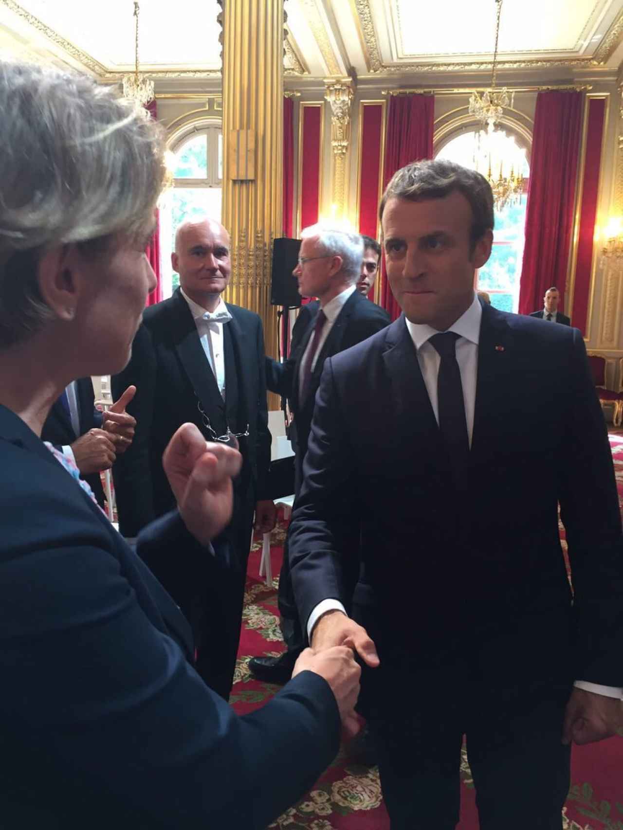 Macron estrecha la mano de Cazebonne