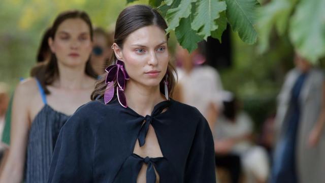 Una de las salidas del desfile de Moisés Nieto de su colección Primavera-Verano 2018 en el Real Jardín Botánico de Madrid. | Foto: GTRES.